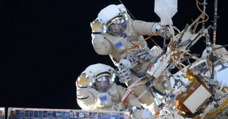 ПОГЛЕДАЈТЕ: Руски космонаут направио селфи у свемиру (ВИДЕО)